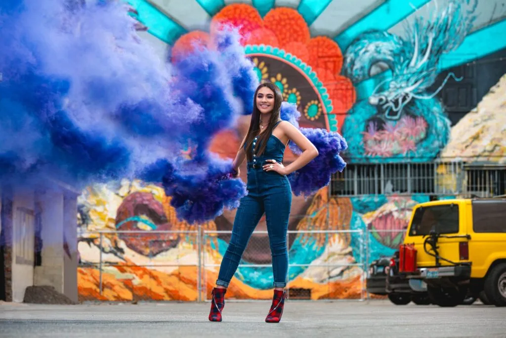 QUINCEAÑERA & SWEET SIXTEEN | Fotografía y Video en Mexicali | 11 | Los mejores fotógrafos y videógrafos en Mexicali Sesión de fotos profesional en la Chinesca de Mexicali con arte urbano y efectos de humo, realizada por Los Full, los mejores fotógrafos de eventos en Baja California. Creatividad y estilo único.