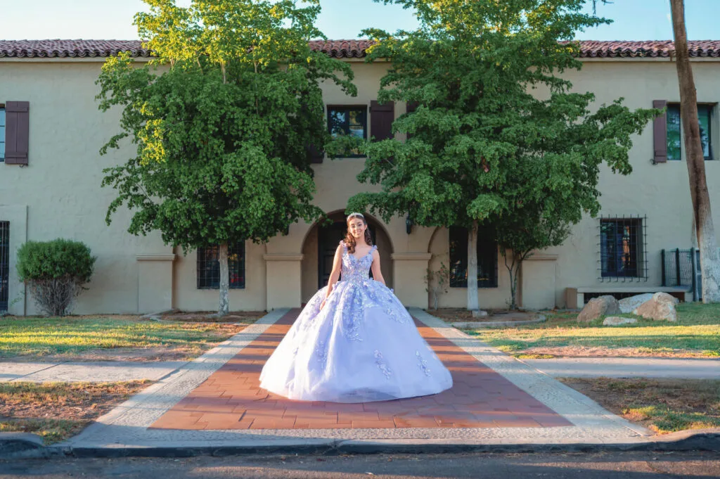QUINCEAÑERA & SWEET SIXTEEN | Fotografía y Video en Mexicali | 6 | Los mejores fotógrafos y videógrafos en Mexicali Layla afuera de las oficinas de la Colorado River Company en su sesión de fotos de XV años en Mexicali por Los Full