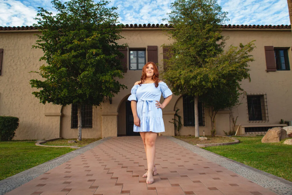 QUINCEAÑERA & SWEET SIXTEEN | Fotografía y Video en Mexicali | 10 | Los mejores fotógrafos y videógrafos en Mexicali Fotografía de Celia en frente de la entrada de las oficinas del Colorado River en Mexicali, durante su sesión de XV años.