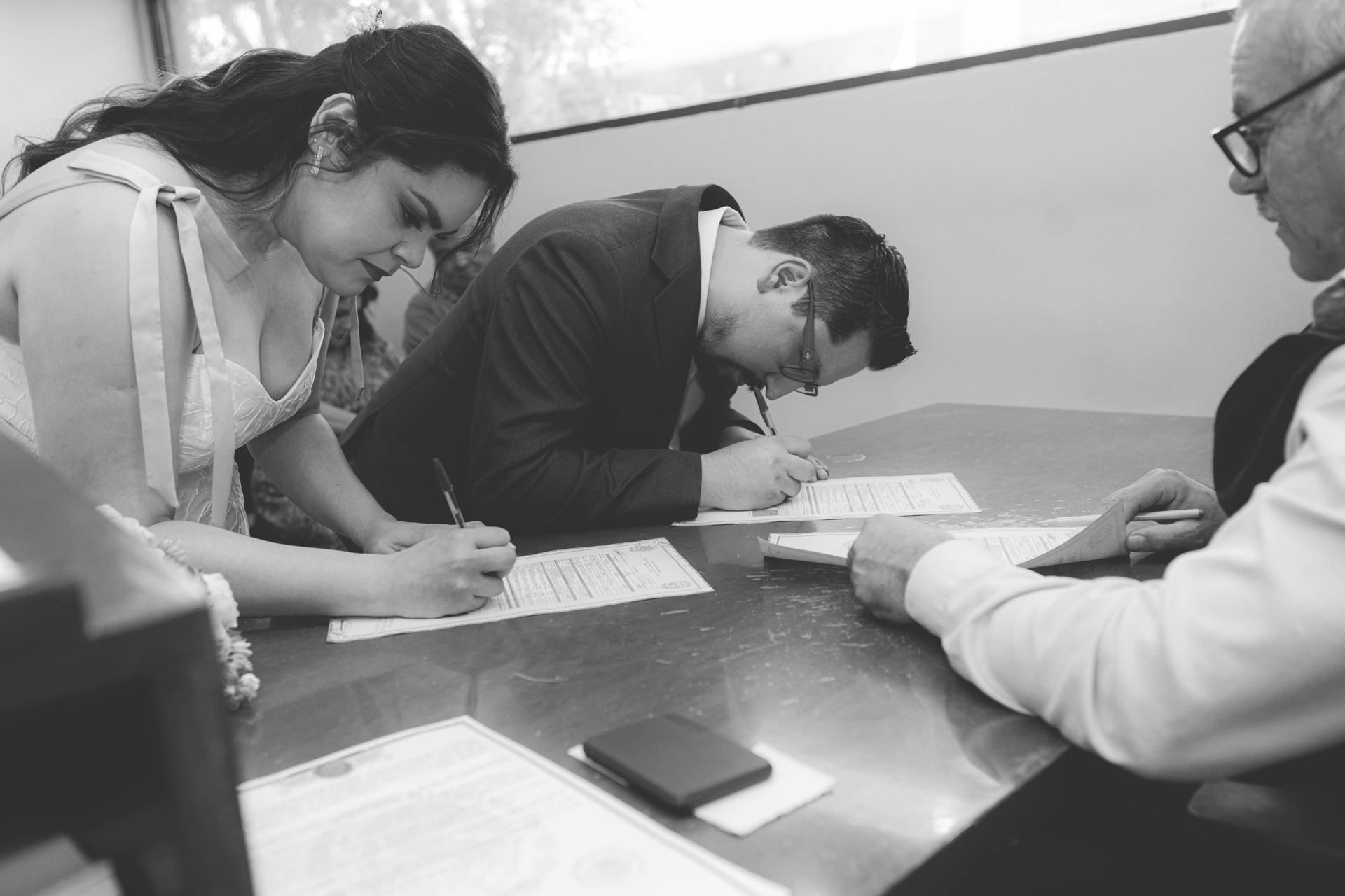Boda Civil de David y Cristina en Mexicali | Fotógrafos Profesionales y Accesibles – Los Full | Fotografía y Video en Mexicali | 6 | Los mejores fotógrafos y videógrafos en Mexicali Boda civil Mexicali abril 2025, firma de contrato matrimonial en el Registro Civil de Mexicali Baja California, juez civil, firmando, novios casándose, fotografía profesional, video emocional, fotógrafos baratos, precios accesibles, boda íntima con familia, losfull.com los mejores fotógrafos de Mexicali.