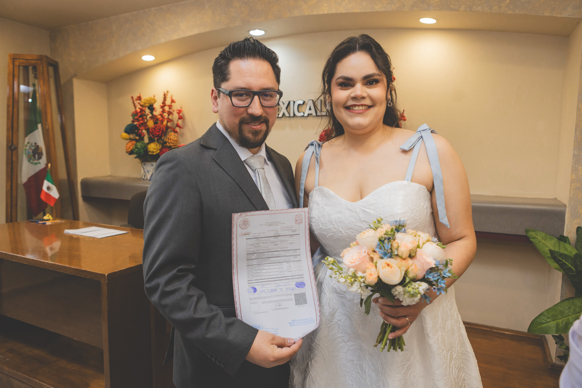 Boda Civil de David y Cristina en Mexicali | Fotógrafos Profesionales y Accesibles – Los Full | Fotografía y Video en Mexicali | 8 | Los mejores fotógrafos y videógrafos en Mexicali Pareja mostrando el acta de matrimonio en su boda civil en Mexicali abril 2025, Registro Civil Baja California, foto clásica de novios, fotografía profesional económica, video de boda civil, foto de esposos recién casados, losfull.com fotógrafos y videógrafos accesibles en Mexicali. Económico, barato, 1 hora, fotografía profesional.