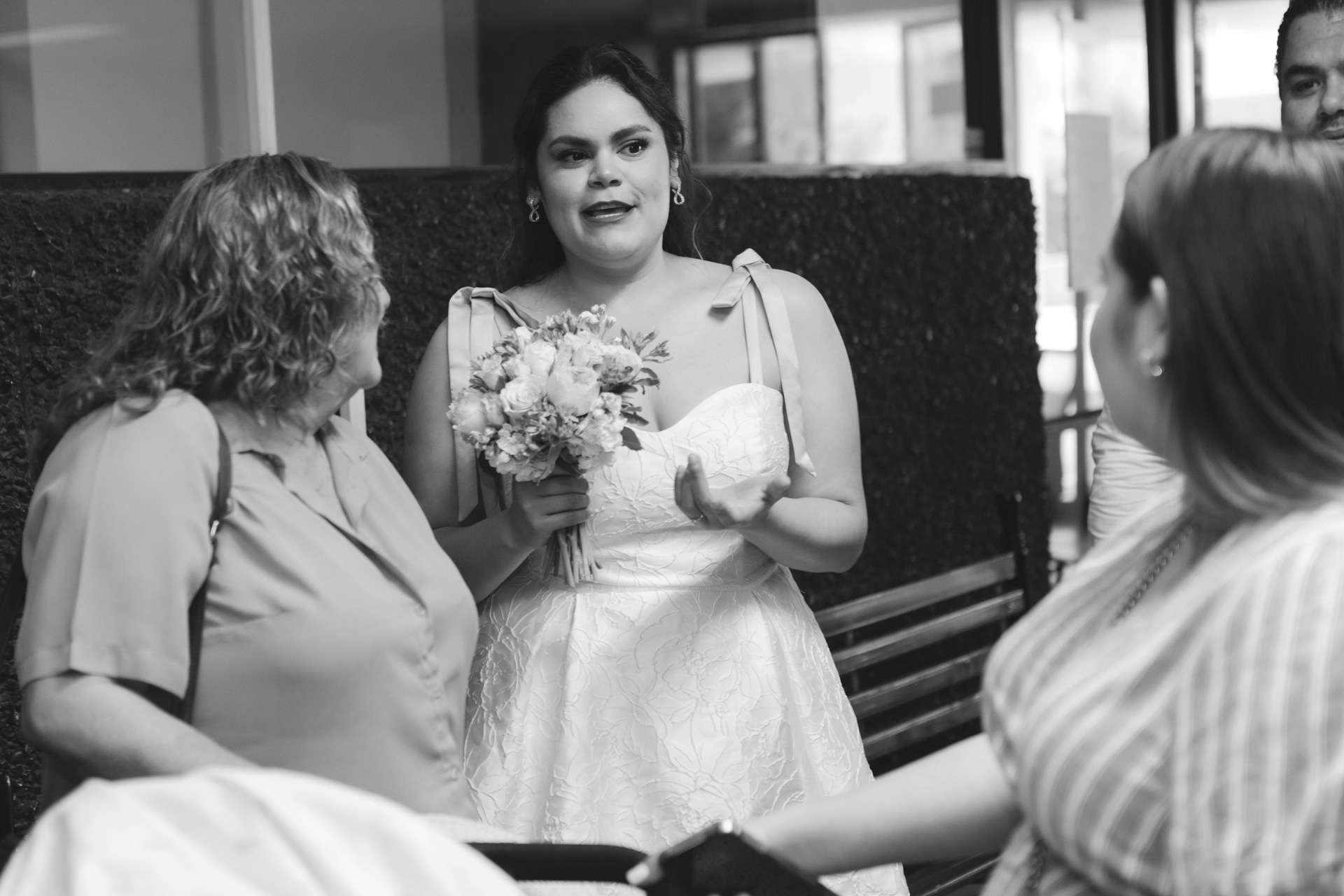 Boda Civil de David y Cristina en Mexicali | Fotógrafos Profesionales y Accesibles – Los Full | Fotografía y Video en Mexicali | 3 | Los mejores fotógrafos y videógrafos en Mexicali Novia platicando con sus familiares y amigos en el pasillo del registro civil, Centro Cívico, Mexicali, boda civil abril de 2025, Registro Civil, Centro Cívico, Mexicali Baja California, fotos de boda baratas pero con calidad, video romántico, los mejores fotógrafos para bodas, quince años, bautizos y más en Mexicali, losfull.com.