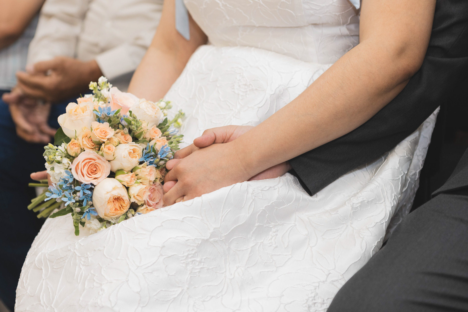 Boda Civil de David y Cristina en Mexicali | Fotógrafos Profesionales y Accesibles – Los Full | Fotografía y Video en Mexicali | 5 | Los mejores fotógrafos y videógrafos en Mexicali Detalle de manos de esposos con ramo floral, boda civil Mexicali abril 2025, fotografía artística de boda, video íntimo, los mejores fotógrafos y videógrafos emocionales de Mexicali, servicio económico y bonito para bodas y eventos, losfull.com. Económico, barato, 1 hora, fotografía y video profesional para bodas.
