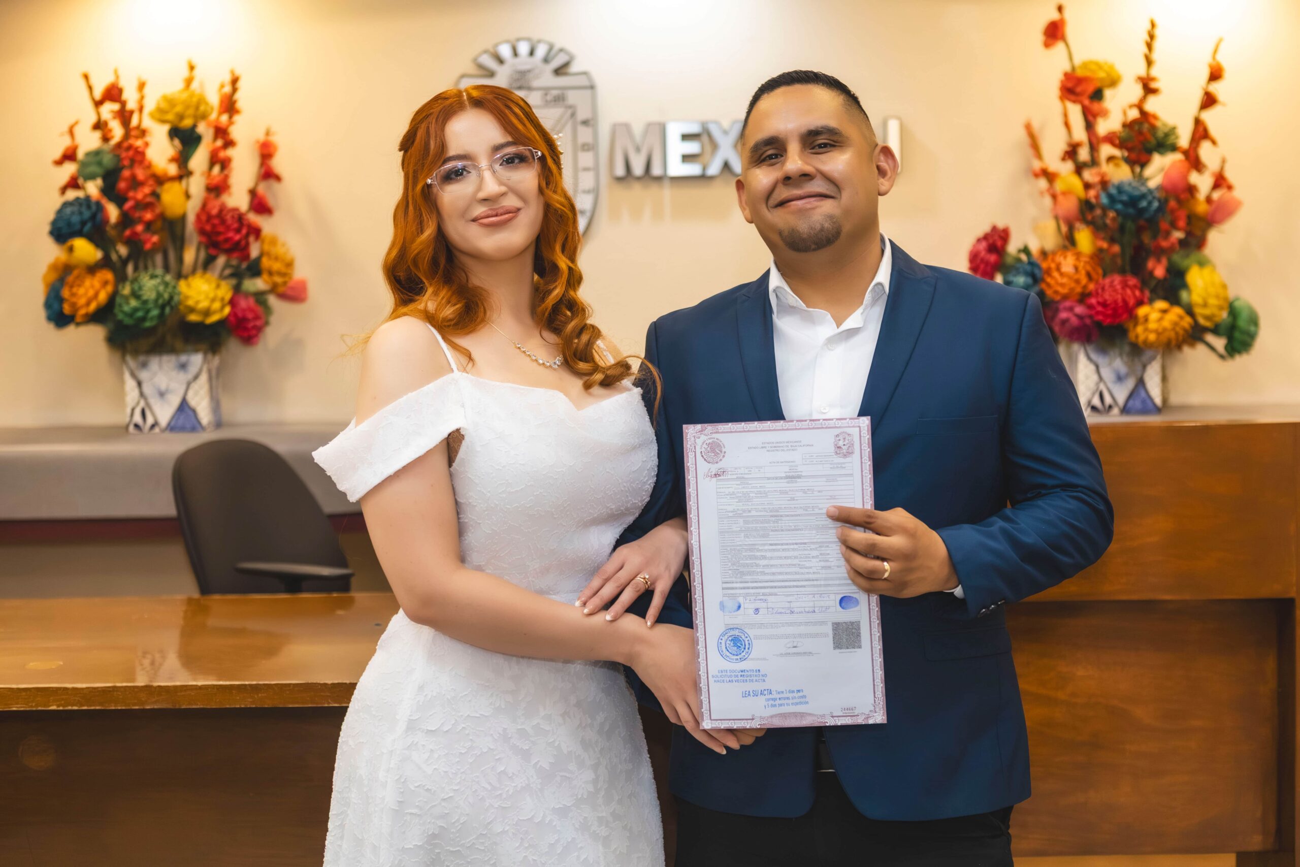 Jesús y Priscila mostrando su acta de matrimonio en boda civil agosto 2025, Registro Civil de Mexicali Baja California, fotografía profesional económica, barata y accesible, paquete express 1 hora, mejores fotógrafos de boda civil en Mexicali, LosFull.com, fotos de novios recién casados, imágenes clásicas y naturales, servicio económico de fotografía y video, cobertura de boda civil completa, paquete económico para eventos, fotógrafo profesional de bodas civiles, recuerdos inolvidables, pareja feliz, vestido blanco elegante, traje azul, boda civil íntima, fotografía editorial, video de boda civil en Mexicali, servicio de calidad y bajo costo para bodas civiles.