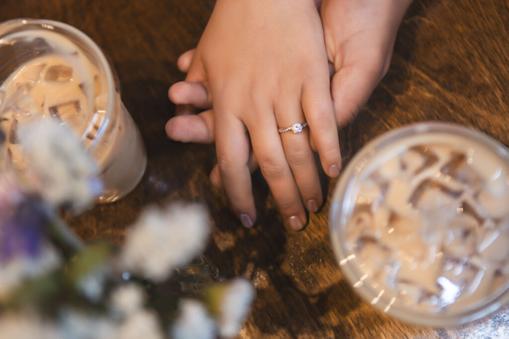 Edisson y Dania: Una sesión previa llena de amor en el corazón de Mexicali | Fotografía y Video en Mexicali | 2 | Los mejores fotógrafos y videógrafos en Mexicali Sesión fotográfica profesional para novios en Sónico Coffee, Mexicali Baja California, realizada el 6 de agosto de 2025, ideal para invitación digital de boda y página web de novios. Fotógrafos y videógrafos expertos en capturar emociones reales con estilo romántico, moderno y natural. Servicio express de 1 hora, con entrega rápida y calidad visual profesional, ideal para parejas que buscan una sesión previa sin gastar de más. losfull.com ofrece paquetes accesibles, económicos y de alto nivel, perfectos para bodas sencillas pero con estilo. Captura de amor auténtico en una locación real, con DJ en evento íntimo. Fotografía para boda en Mexicali con precios bajos, equipo profesional, y estilo cinematográfico. Invitación digital personalizada, montaje en página web de novios, optimizada para móviles y redes sociales. Atención en todo Baja California, con enfoque en Mexicali, Tijuana, Ensenada y alrededores. losfull.com es tu mejor opción si buscas fotógrafos baratos, confiables y con experiencia real. Calidad garantizada con atención personalizada, estilo documental y entrega rápida. Agenda tu sesión express desde $1,500 MXN con fotografía y video profesional para boda, incluye diseño visual y hosting web de tu invitación digital. Captamos el amor en cada mirada, con fotos naturales, sin poses forzadas, ideales para compartir con familia y amigos. Esta imagen refleja un momento real de amor, espontaneidad y felicidad, captada por fotógrafos especializados en bodas accesibles. Ideal para novios que buscan calidad sin comprometer su presupuesto. Servicio ágil, puntual y personalizado. losfull.com también ofrece servicio para quinceañeras, pedidas de mano y aniversarios. Conoce por qué somos los fotógrafos con mejor relación calidad-precio en Baja California. ¡Haz de tu historia algo memorable sin gastar de más! Sesiones previas para invitación digital de boda, fotos románticas con estilo relajado, en locaciones urbanas auténticas como Sónico Coffee. Fotografía documental para bodas sencillas con alma. Fotógrafos profesionales en Mexicali, recomendados por su trato humano, buen gusto y eficiencia. Esta sesión fue realizada en solo 1 hora y entregada lista para web en 72 hrs. Incluye diseño web, edición profesional y backup digital. Cotiza ahora en losfull.com.